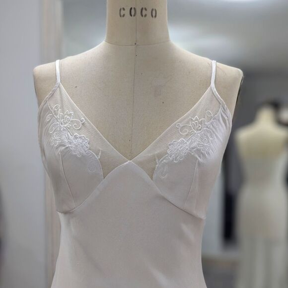 Elegant Cream Chemise - Picture 3 of 4